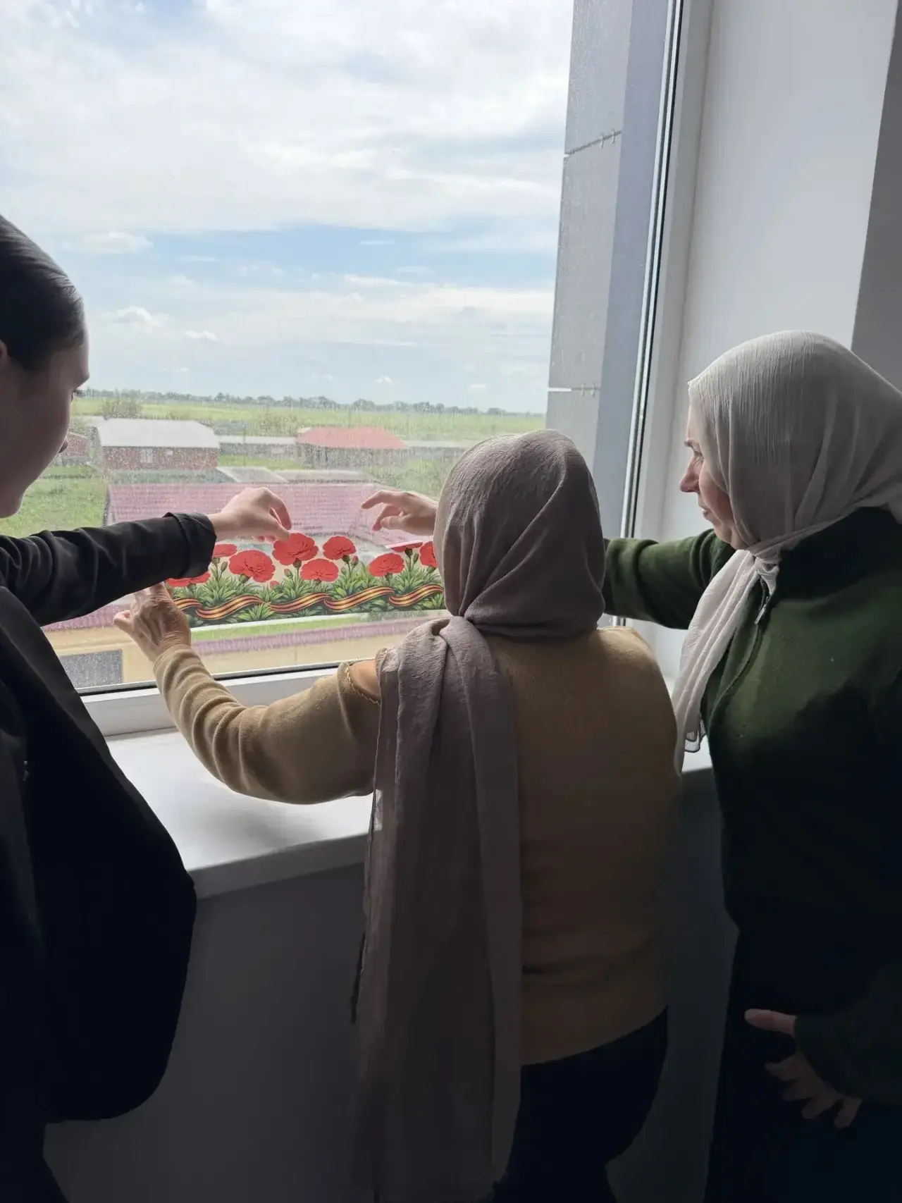 6-й и 9-й классы присоединились к акции «Окна Победы» 🪟  Ребята и девочки украсили окна класса симво
