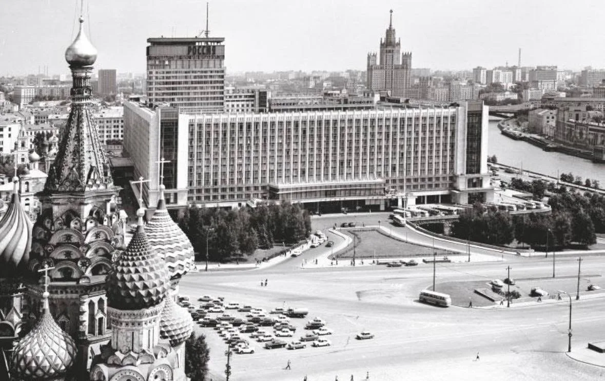 🏙️ Самое большое здание Москвы, которого больше нет

Гостиница «Россия» у Кремля когда-то была одни