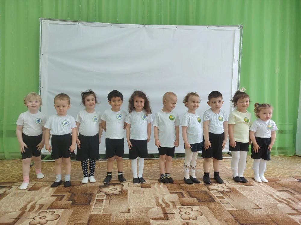 В группе «Ромашка» прошло спортивное развлечение «Цветочная поляна дружбы». Ребята учас...