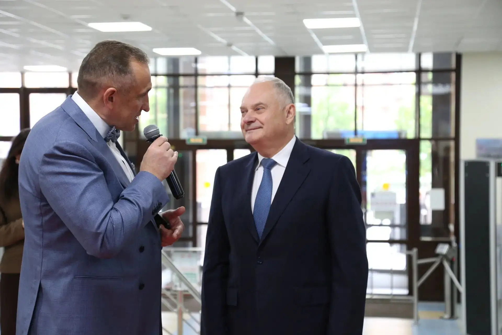 🎓 Ректор ЛЭТИ поздравил выпускников Центра образования «Кудрово» с последним звонком   26 мая ректор