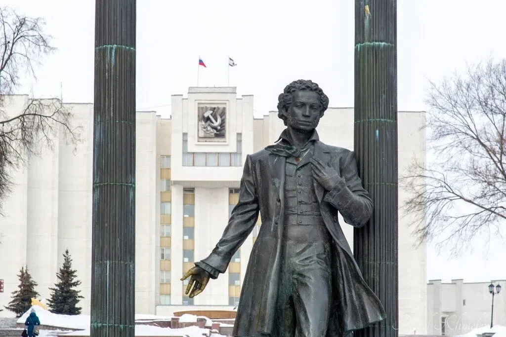 Великий, могучий, наш! 
МОУ " Первомайская СОШ " поздравляет вас с Днём русского языка! 

Пусть живо
