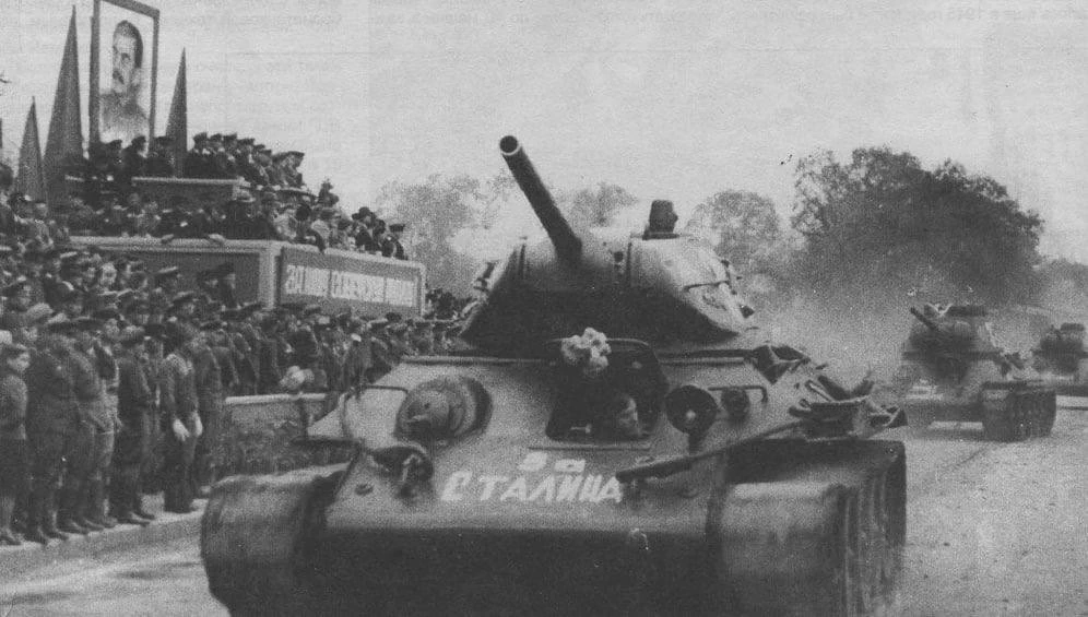 16 сентября 1945 года прошел парад в честь победы над Японией в городе Ворошилов (Уссур...