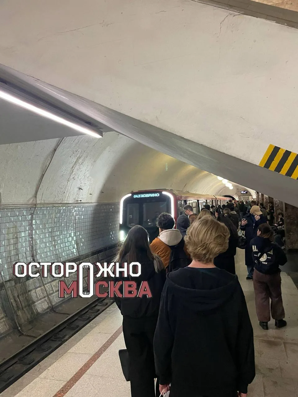 На Замоскворецкой («зеленой») линии метро человек упал на пути.