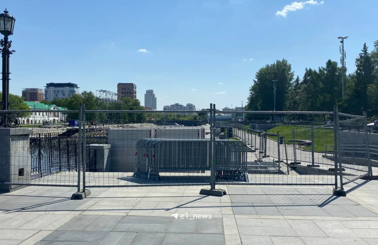 Подготовка к фестивалю «Движение» активно началась на Плотинке.   Через Исеть там строят трассу для 
