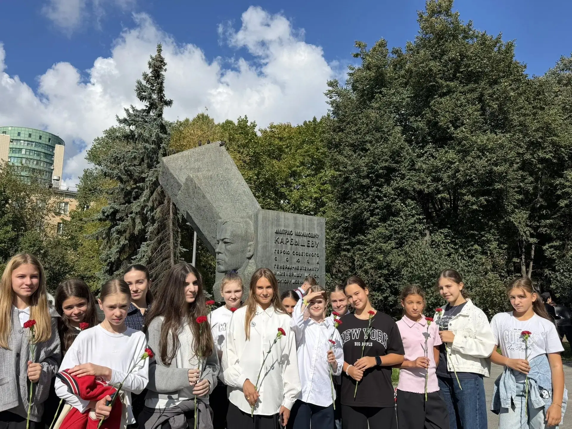 🌟 Сегодня ученики 6 «В» класса приняли участие в торжественном митинге памяти генерала...
