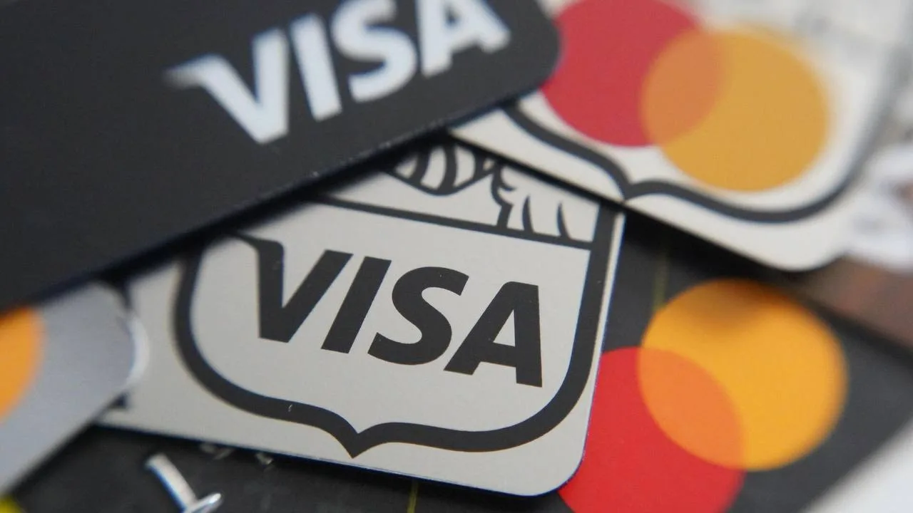 🏦 В России могут постепенно свернуть использование карт Visa и Mastercard: бонусы начнут сокращатьс