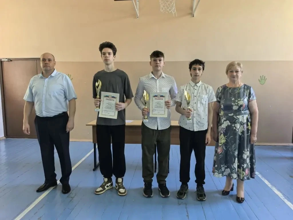 В пятницу в спортивном зале школы прошло награждение команд, которые приняли  участие в военно-спорт