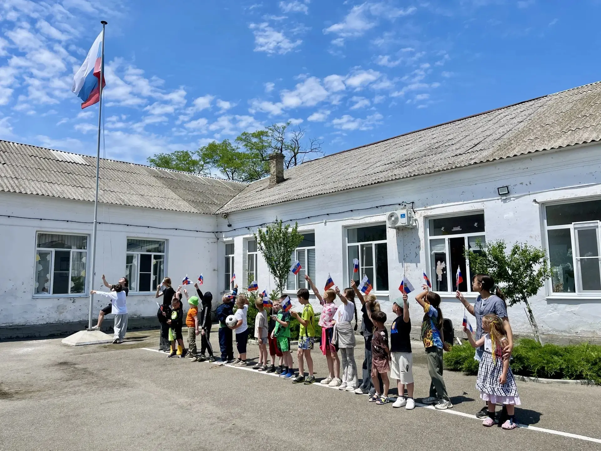 Сегодня день в пришкольном лагере начался с поднятия флага и с гимна.