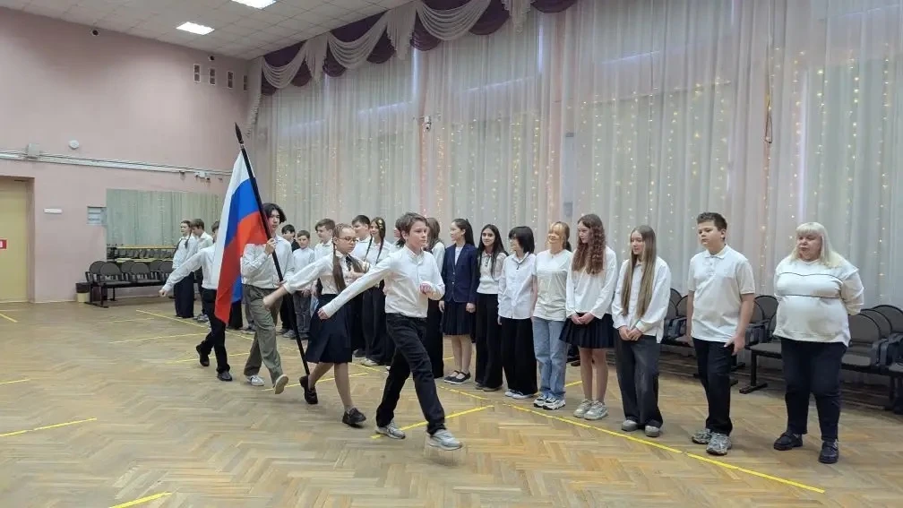 🇷🇺 Новая учебная неделя в нашей школе началась с церемонии поднятия флага Российской Федерации.    💠