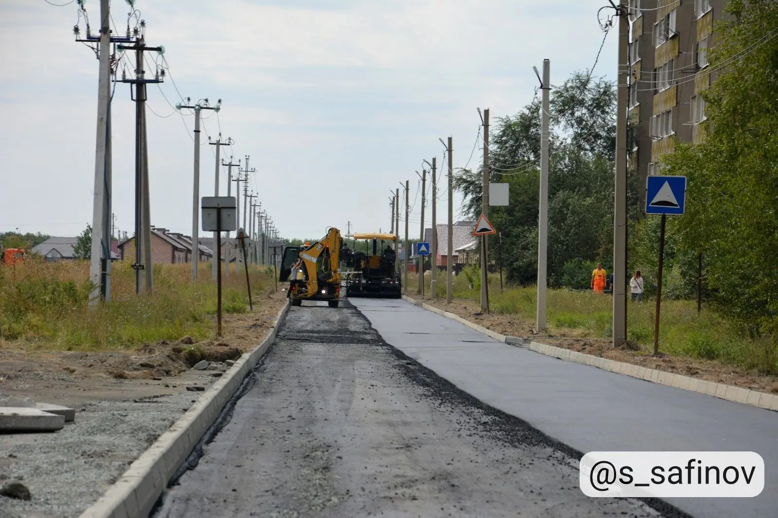На дороге в переулке Спортивном приступили к укладке выравнивающего слоя асфальтового п...