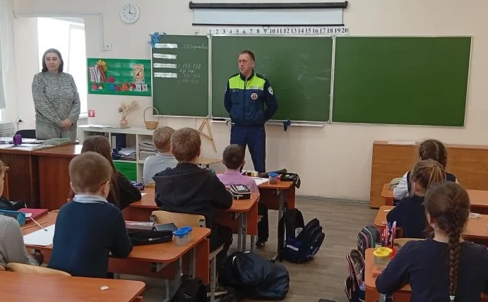 🚦 Профилактика ДТП: беседа с инспектором ГИБДД 🚦  Сегодня, в преддверии выходных дней и летних каник