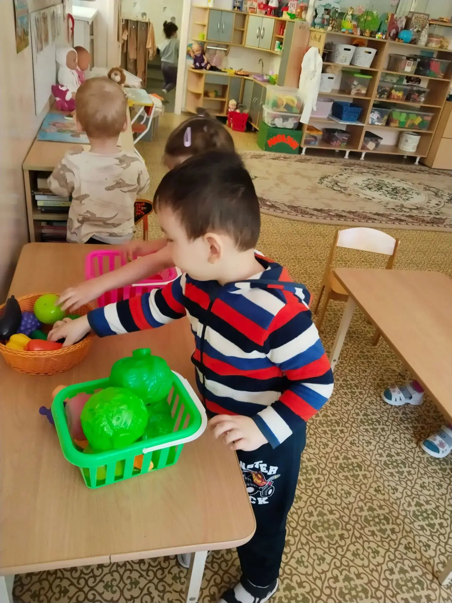 Сегодня на познавательном занятии мы с ребятами группы №5 изучали фрукты и овощи