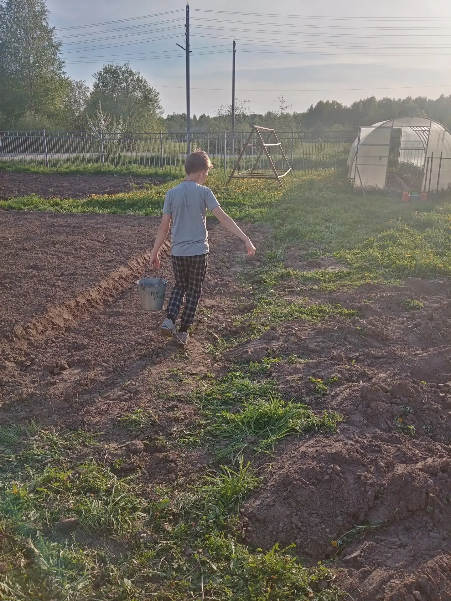А у нас сенокос🌿, и полив теплицы 🍅. Регулярная стрижка травы помогает поддерживать т...
