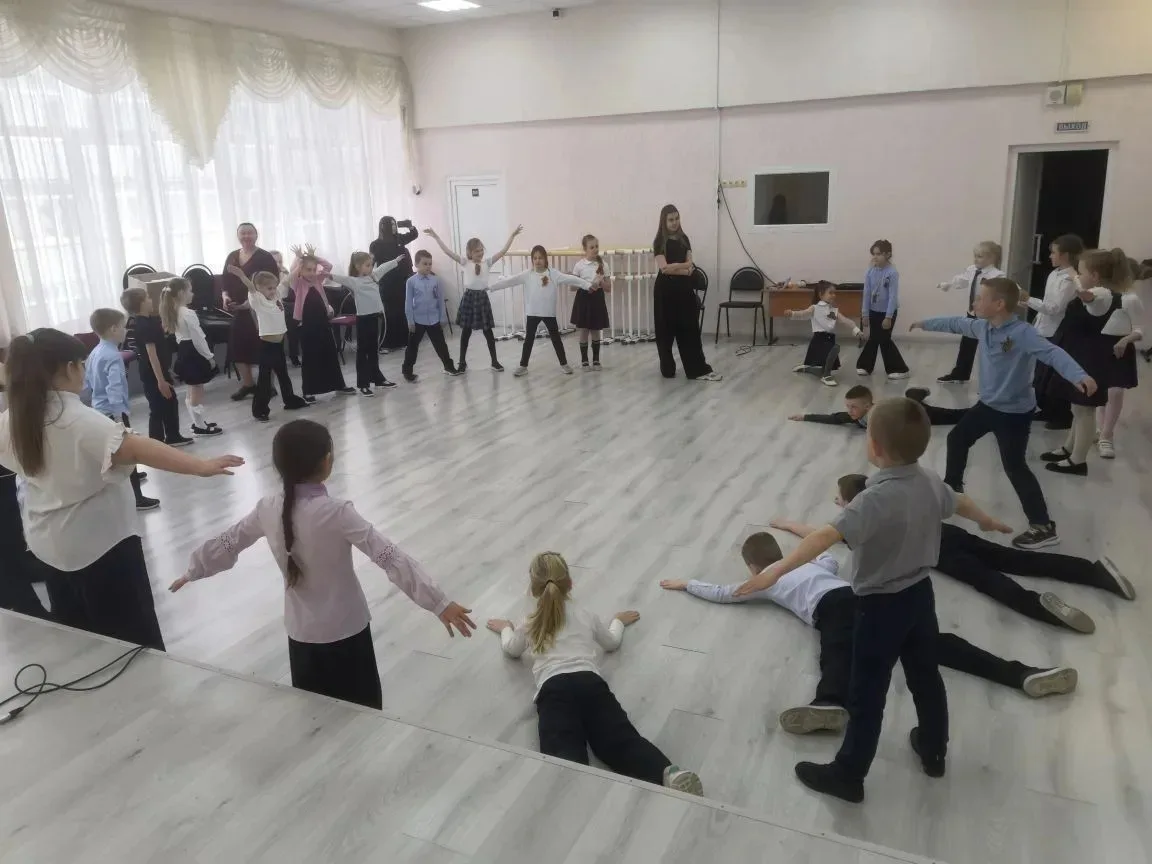 📣 Дворовые игры возвращаются! И это было огненно!  🏃‍♂️💨 Сегодня наши непоседы из начальной школы ус