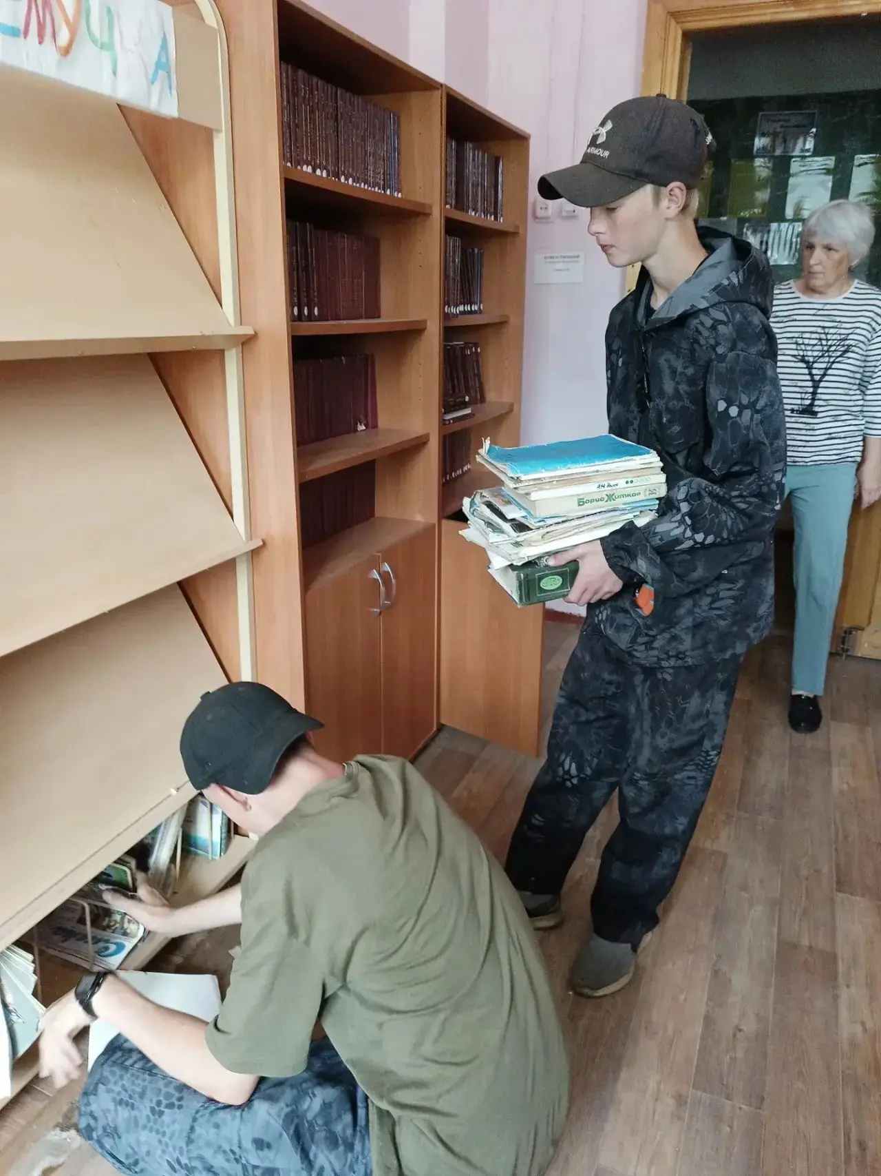 Очередной день в трудовом лагере начался с работы в школьной библиотеке.