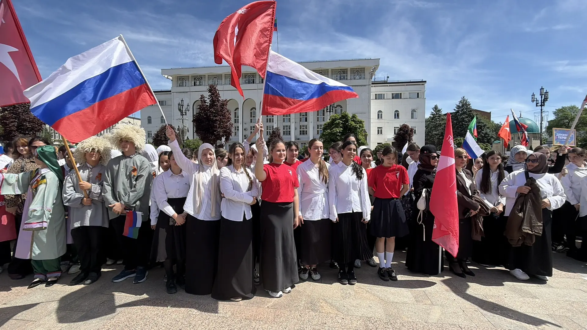 🔥 Лицей 51 принял участие в параде наследников Победы, который объединил 5000 Первых!  На площади им