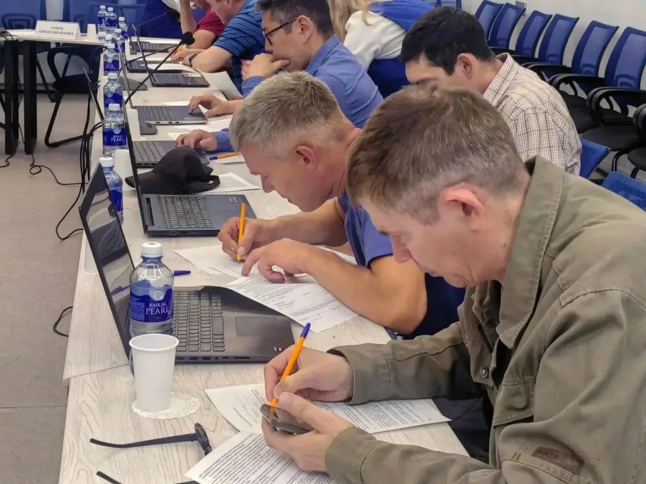 Более 1800 жителей Иркутской области нашли работу спустя два месяца после проведения фе...
