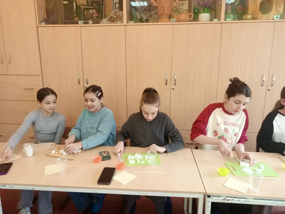 Мыло? Пирожное? И то, и другое! 1 апреля ученики 5 «В» и 5 «Д» классов творили волшебство на мастер‑