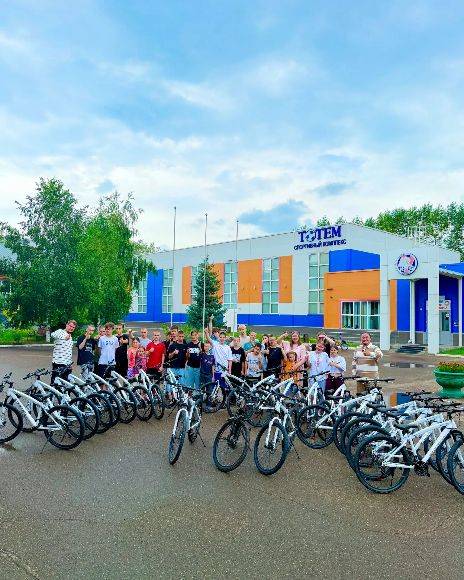 В ДЕТСКИЙ ДОМ КРАСНОЯРСКА ПРИВЕЗЛИ ГОРУ ВЕЛОСИПЕДОВ ❤️ НОВЫЕ ГОРНЫЕ 🔥 

ПОРАДОВАЛИ ДЕТИШЕК 😍

БЕЗ 