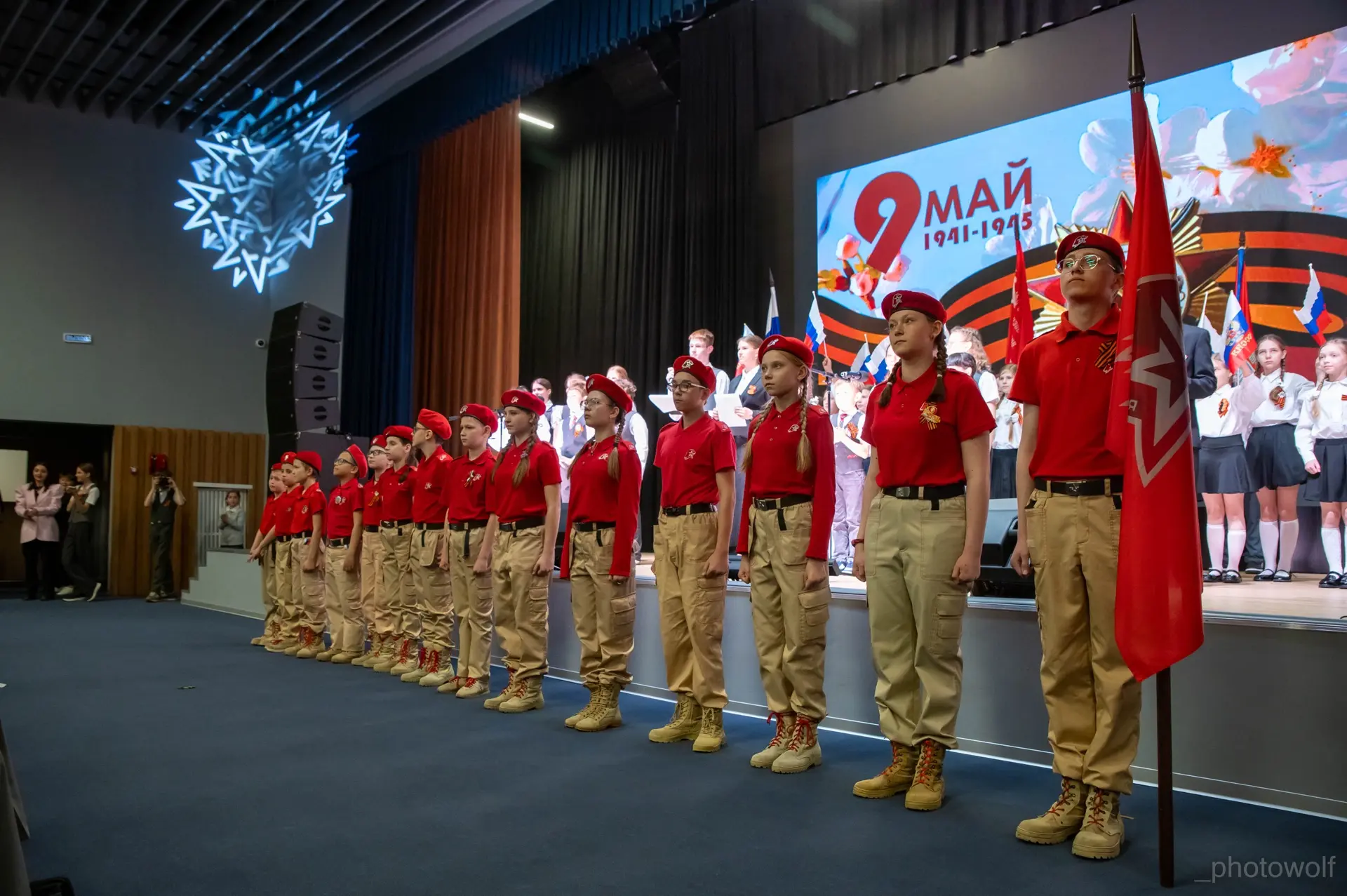 ПРАЗДНИЧНЫЙ КОНЦЕРТ К 9 МАЯ: ПАМЯТЬ,КОТОРАЯ ЖИВЁТ В СЕРДЦАХ 🎖️  7 мая в нашей школе состоялся праздн
