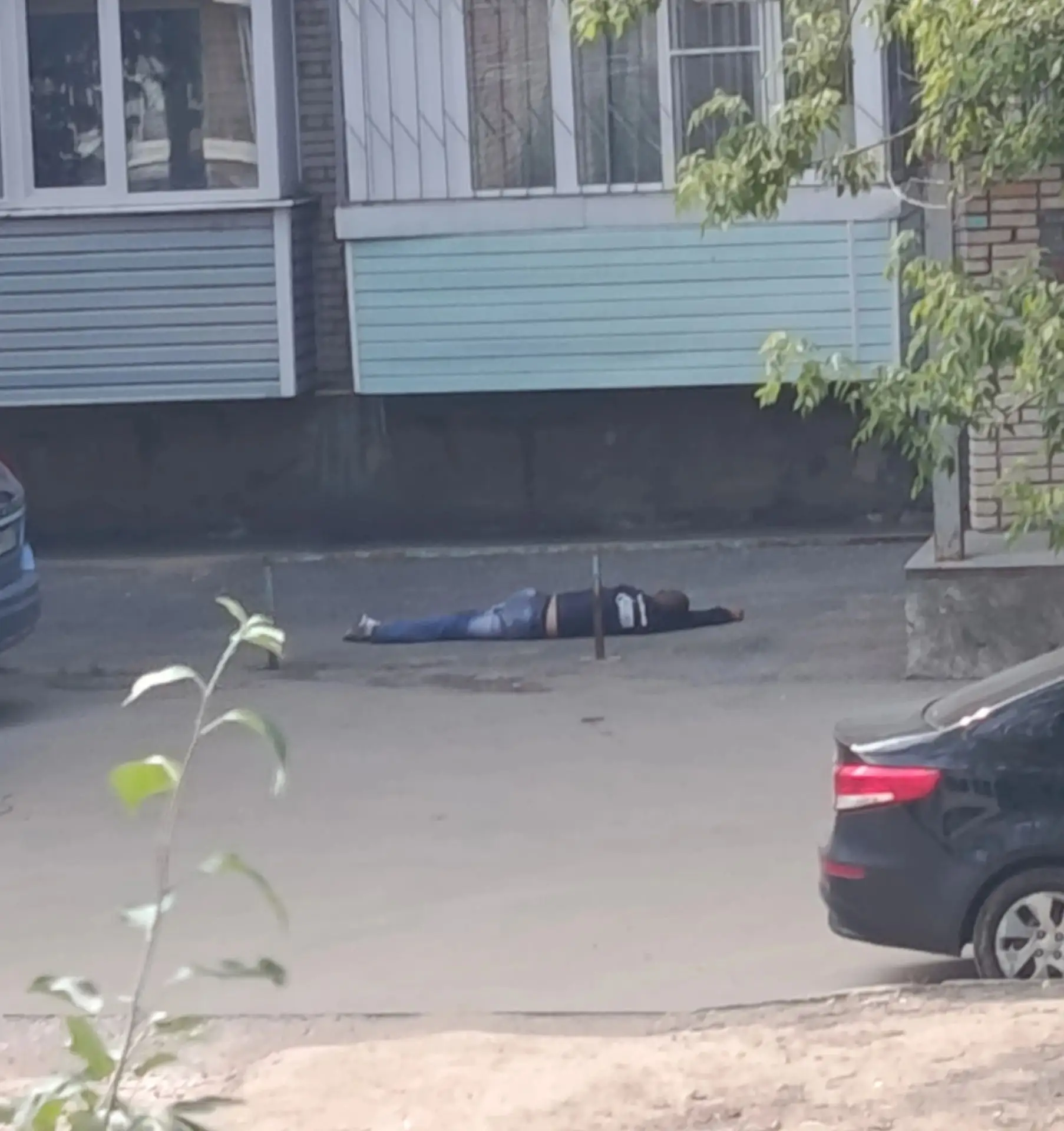 Что у нас происходит с системой здравоохранения? Егорова 10. У подъезда лежит человек , ему очевидно