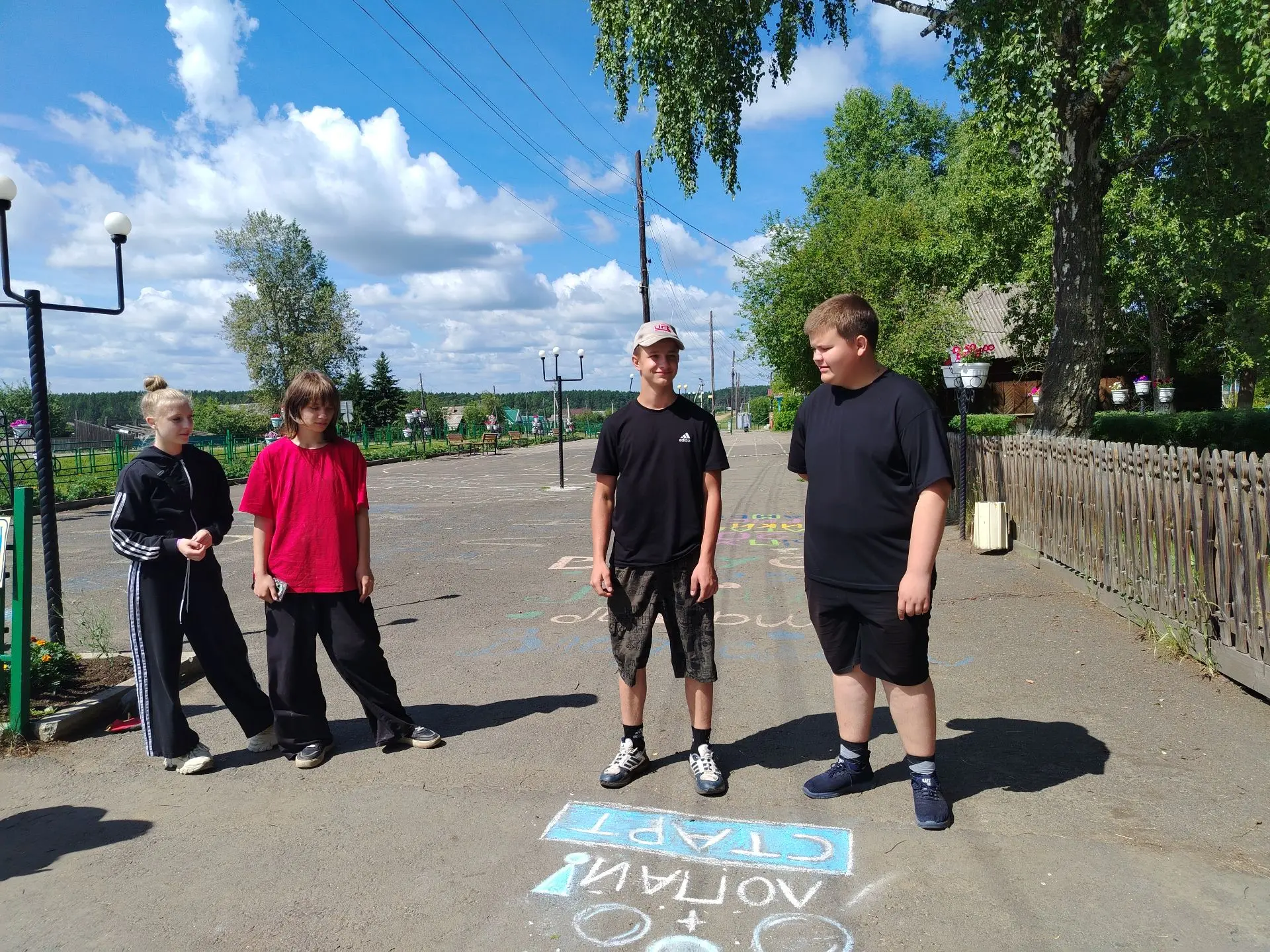 🎨В МКОУ ЦО «Каразей» состоялся традиционный конкурс рисунков на асфальте, приуроченный к Международ