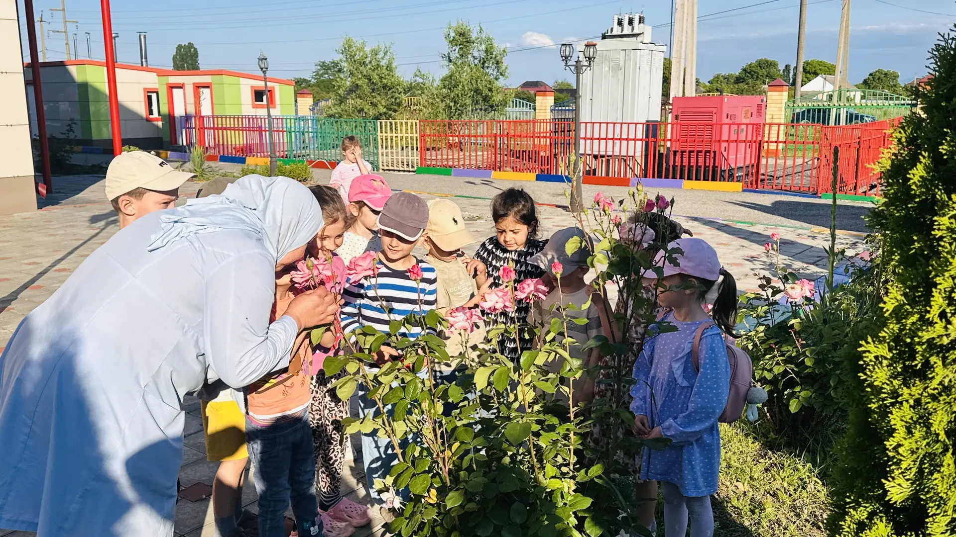 🌿☀️ Сегодня прогулка в детском саду превратилась в настоящее путешествие в мир природы! На клумбах 