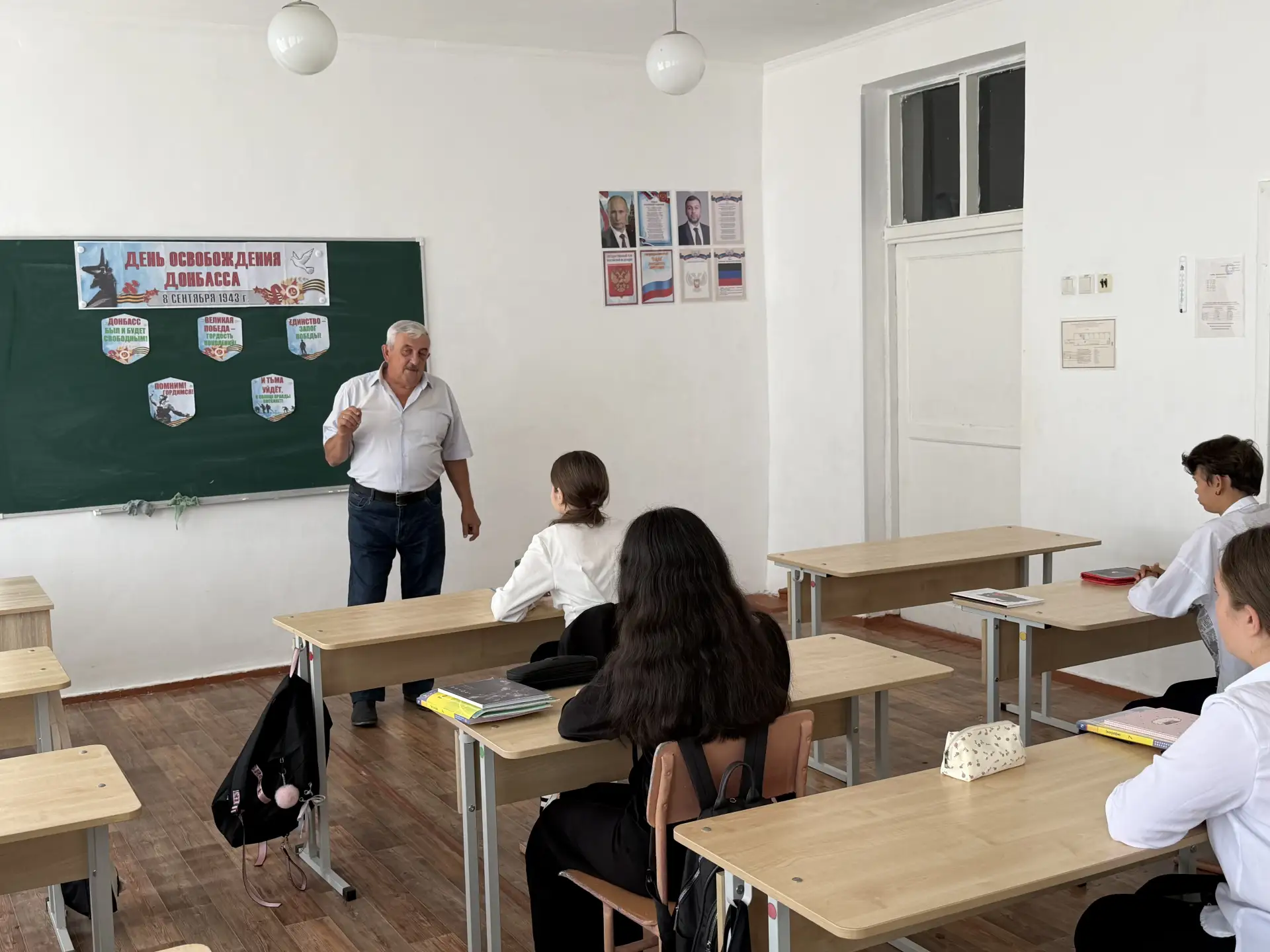 Сегодня, 8 сентября, в нашей школе прошли единые классные часы под названием «Герои Рос...