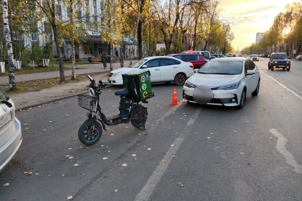 ДТП с участием электроскутера и легковушки произошло вчера в Сыктывкаре.