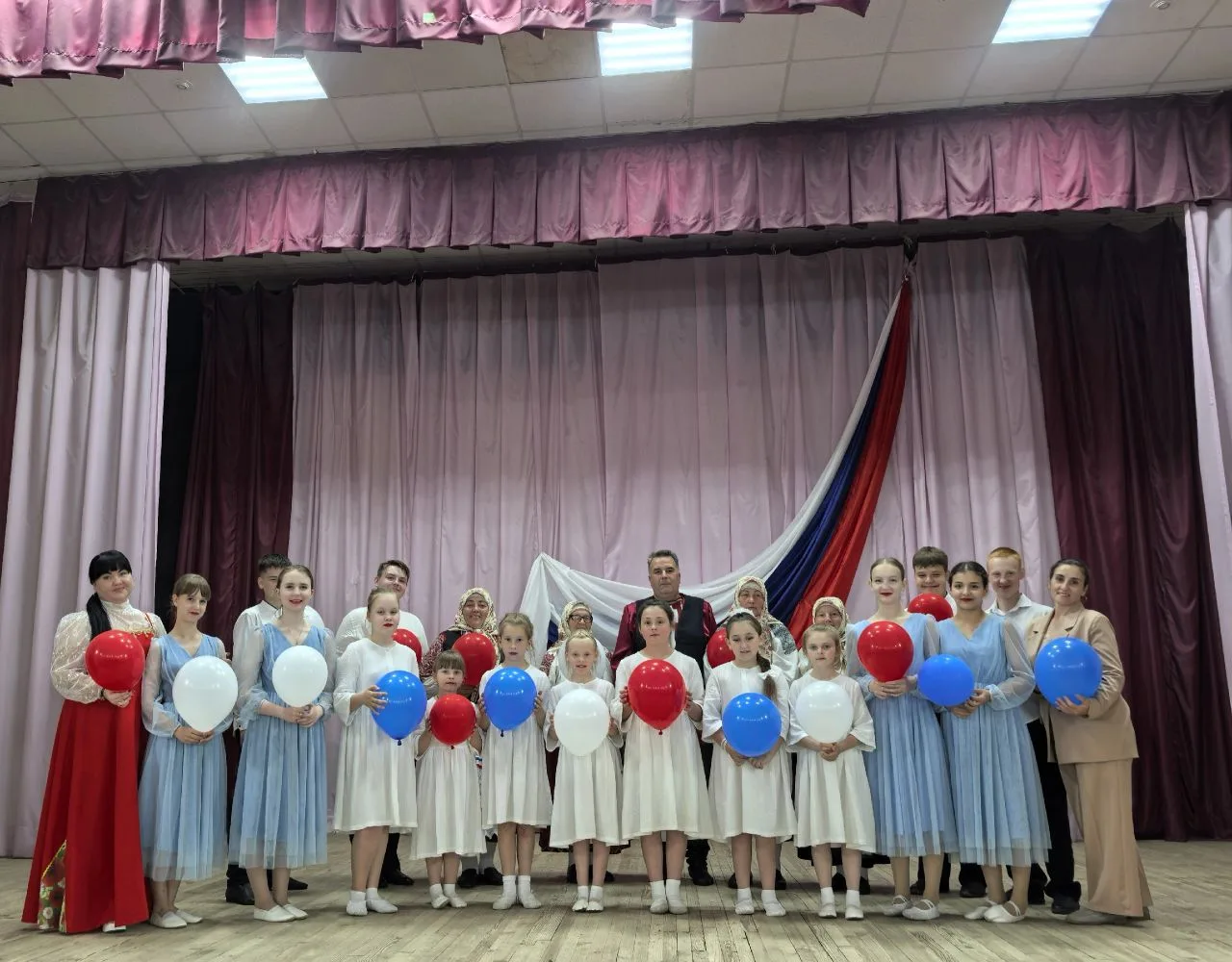 🇷🇺 С Днём России! 🇷🇺

🇷🇺В Тростенецком МСДК  прошла яркая концертная программа, посвящённая Дн