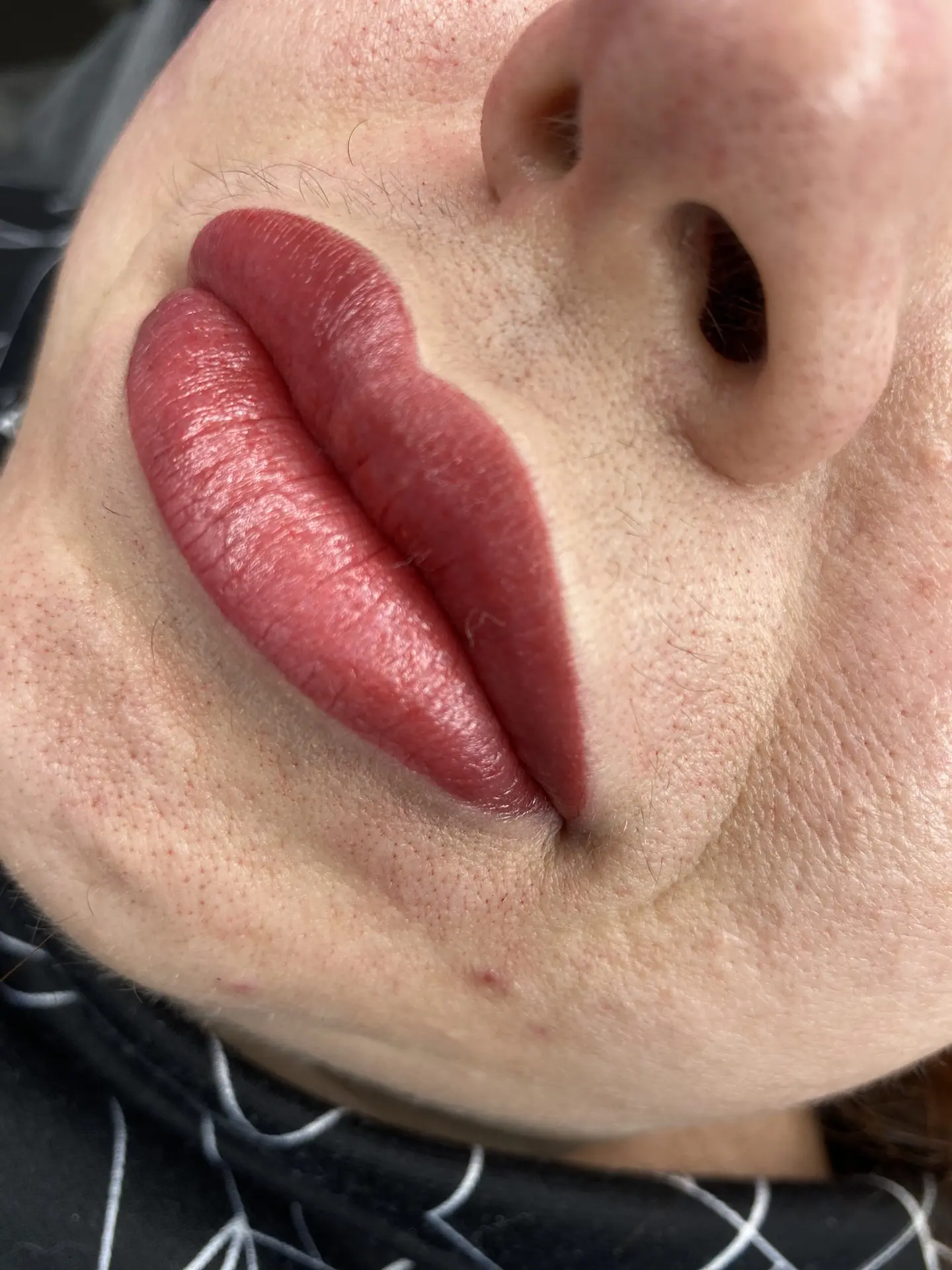От штриха к идеальным губам: латекс, модель и без магии 💋