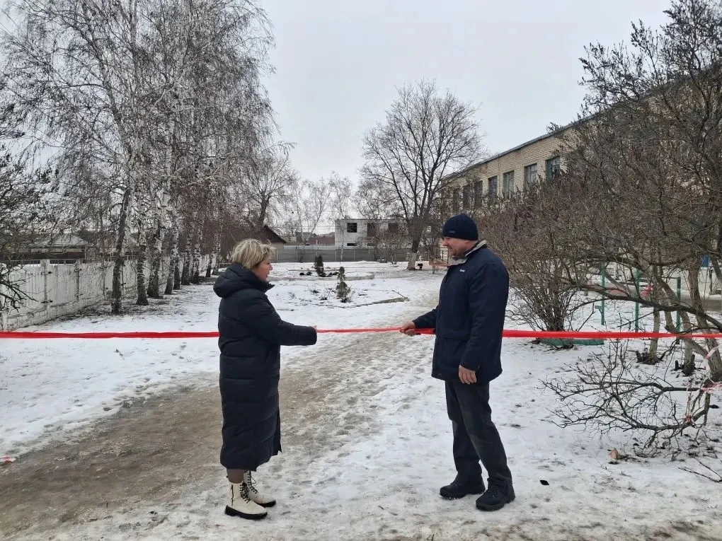 В рамках акции "Безопасность детства"  комиссией нашей школы обследовались школьные площадки — это в