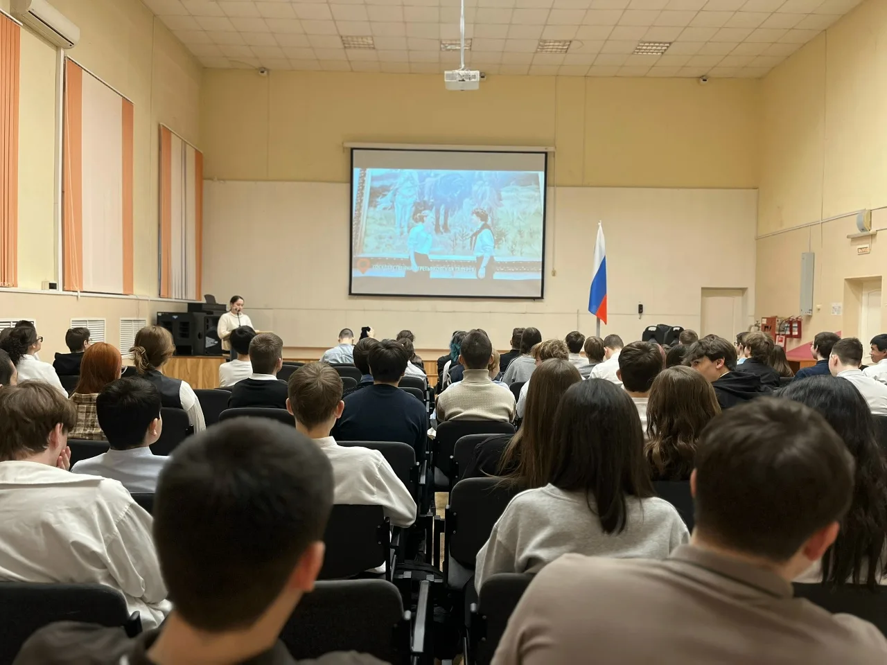 Традиционно мы начинаем новую неделю с церемонии поднятия флага и исполнения гимна Российской Федера