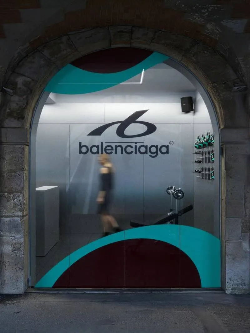 🏋️‍♂️✨ Balenciaga выходит на тренировку.

Во время мужской Недели моды в Париже бренд открыл необыч