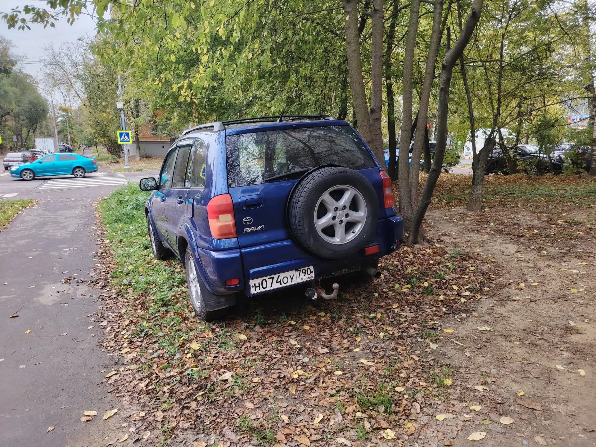 Грабина 8, на газоне припаркован автомобиль! Тротуар, газон, так ещё и частная территор...