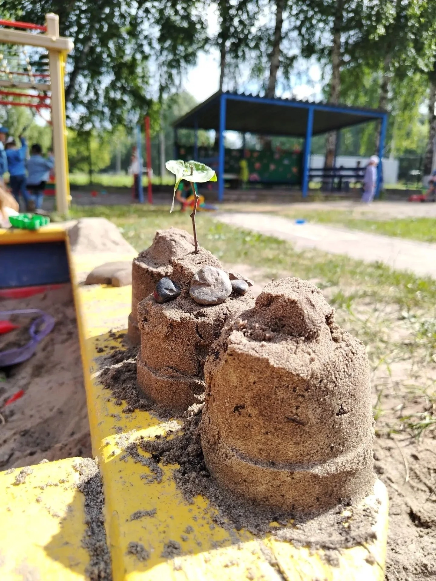 ☀️  Песочная наука с группой «Солнышки»! 🏖️ 

В нашей группе  настоящий научный бум, и всё это — на