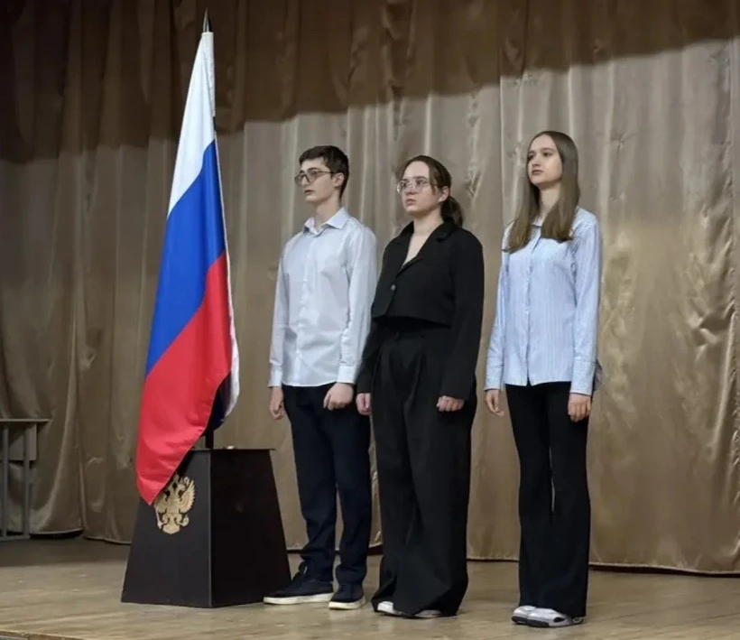 Новая учебная неделя в Школе 2000 началась с главной традиции — торжественного поднятия флага РФ.  А