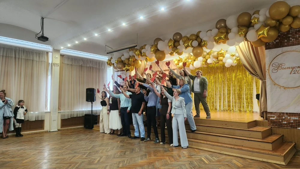 🎉 Сегодня прозвенел Последний звонок для наших одиннадцатиклассников! 🔔✨  Это был огромный, яркий и 