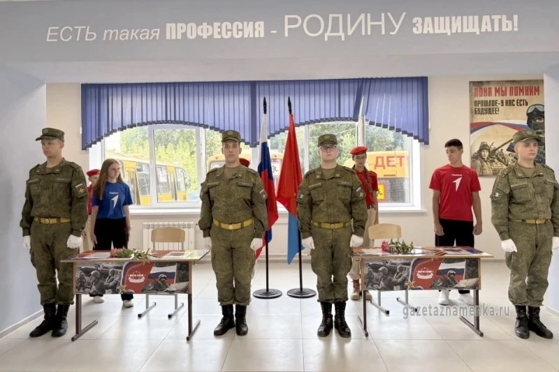 🇷🇺В Знаменской школе Тамбовской области открыли “Парты Героев” в честь участников СВО