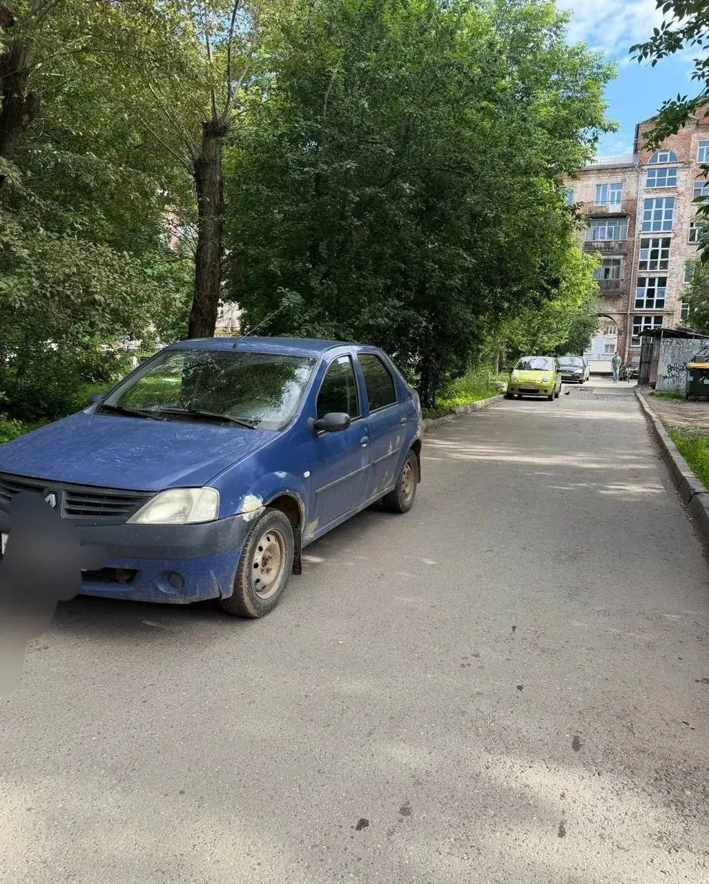 🤬🚘️ В центре города автолюбители перекрыли проезд — жители не могут попасть во дворы