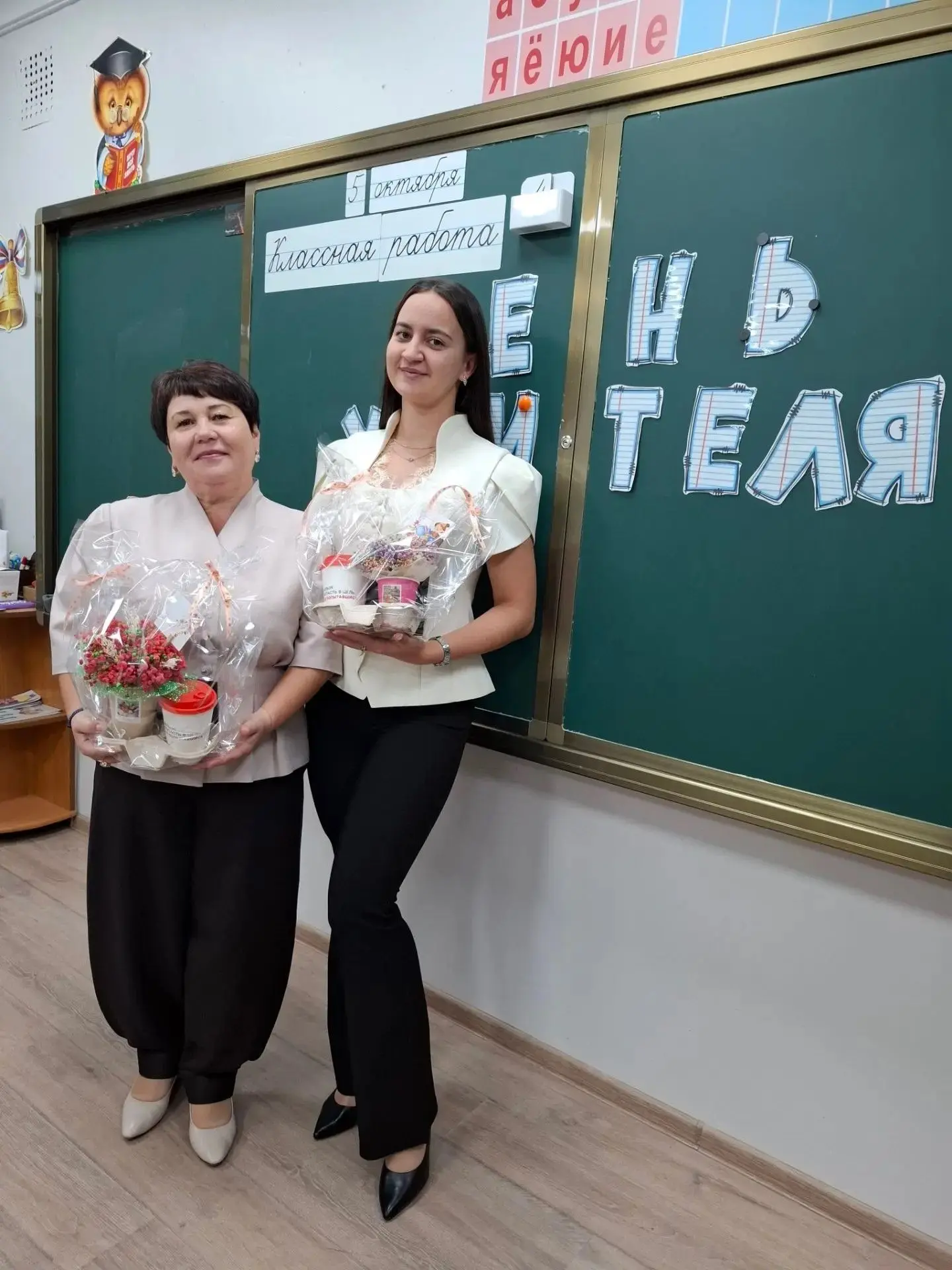 Анастасия Юрьевна и Оксана Алексеевна, примите поздравление от родителей и учащихся  4"...