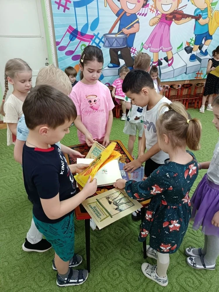 📚 В гостях у сказки! К нашим малышам пришли в гости настоящие хранители книг-сотрудники библиотеки. 