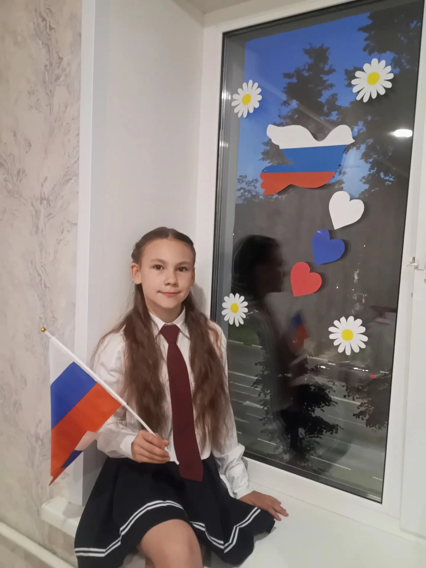 В преддверии Дня России обучающиеся 6В класса приняли участие в акции «Окна России». Ребята украсили