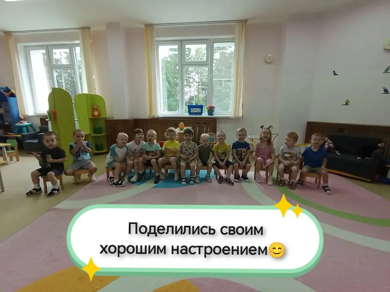 В младшей группе "Колобок" реализуется проект "Дружно в садике живём", в ходе которого дети узнают, 