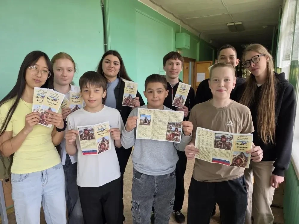 Сегодня в нашей школе  прошла информационная акция, посвящённая День коренных малочисленных народов 