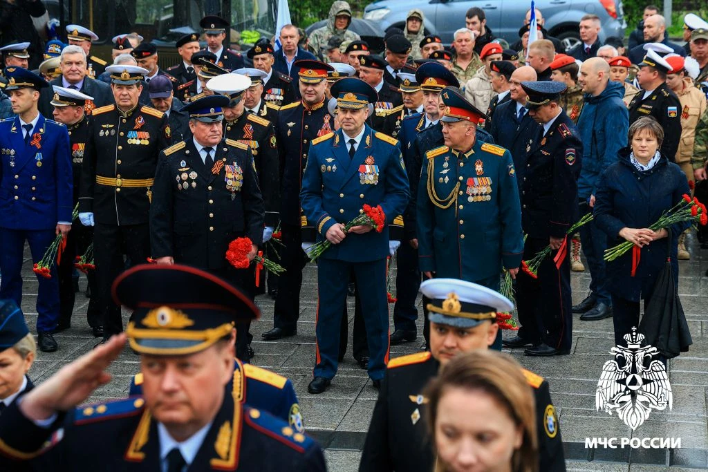 У Вечного огня — в знак памяти и благодарности  На Корабельной Набережной у Вечного огня мемориала «