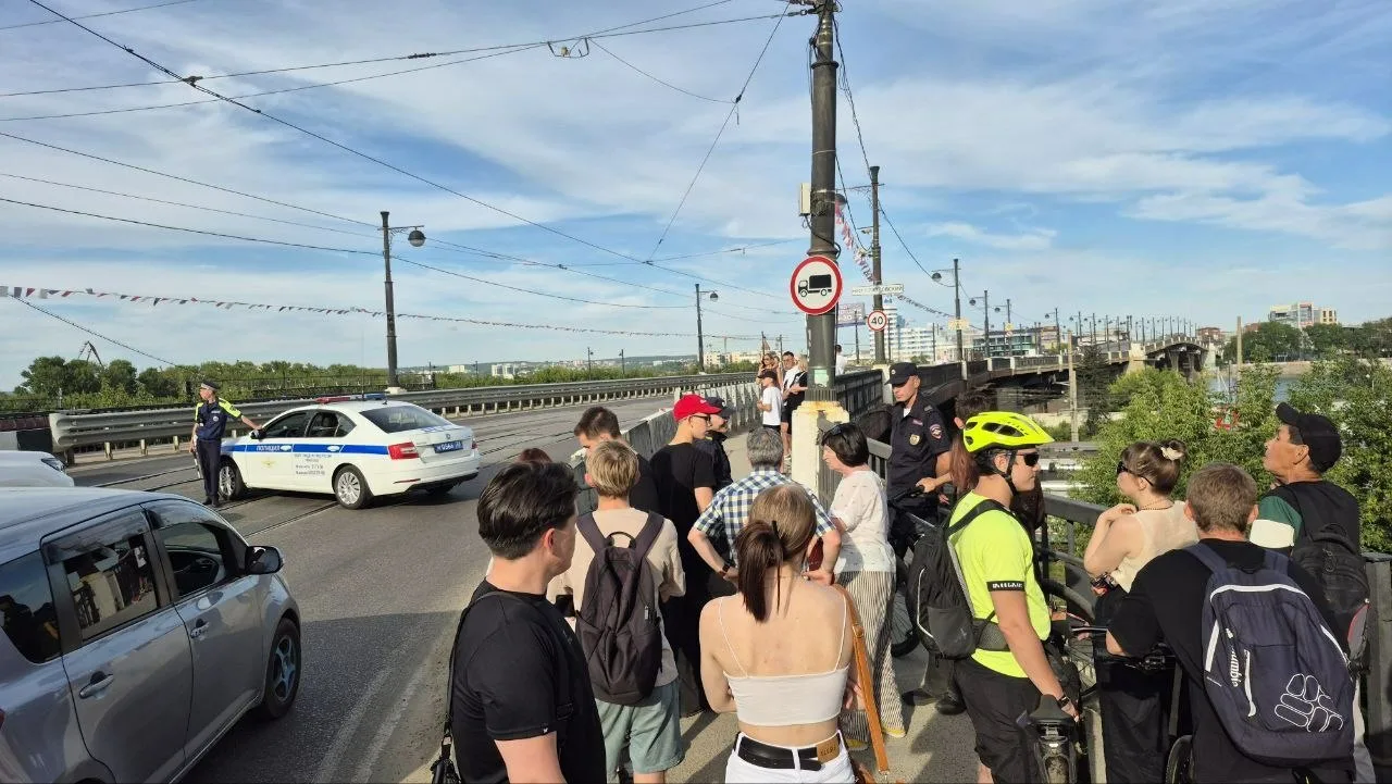 Обстановка на мосту. Пешеходам тоже нельзя😂