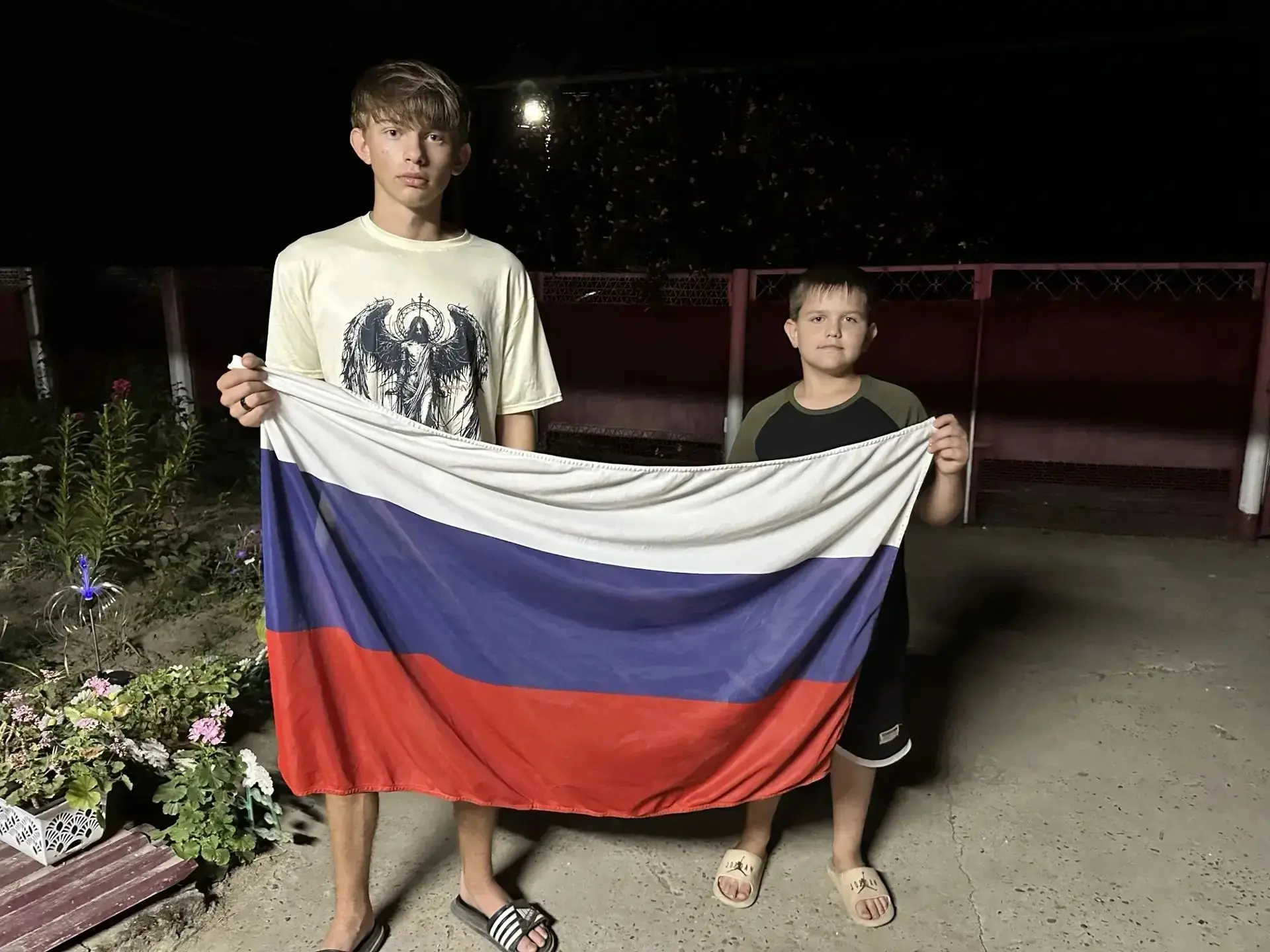 🇷🇺 Чечины Максим и Дмитрий,  поддержали акцию «Флаги России»! 🤍💙❤️