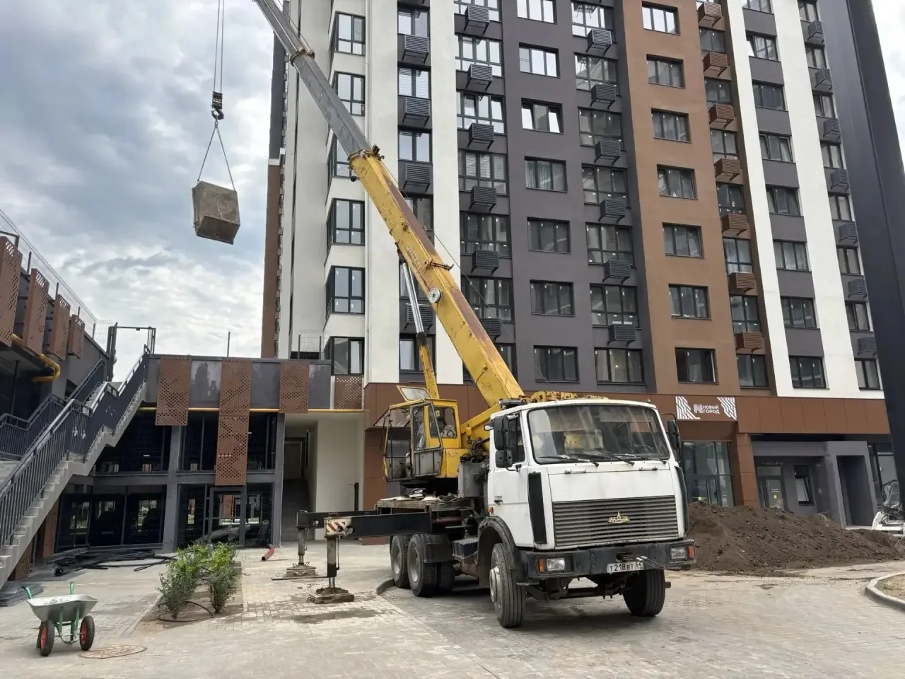 МКД-4

С выходных кипит работа на комплексе: завозили чернозём. Сегодня с помощью крана поднимали ег