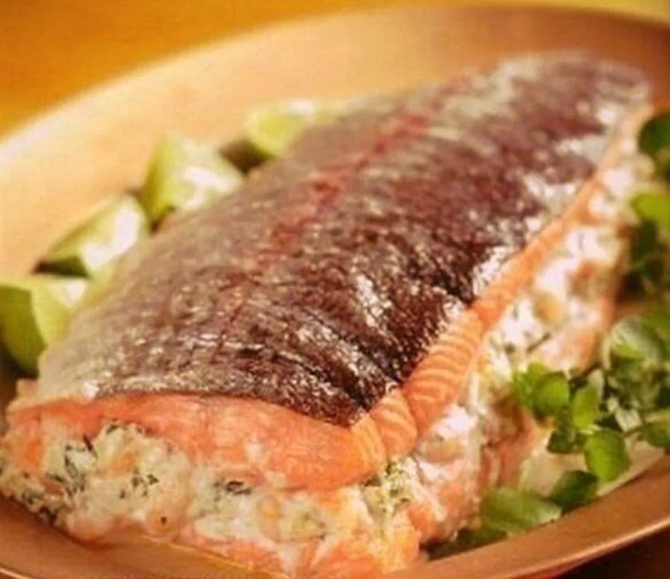 Горбуша, фаршированная сыром и грибами